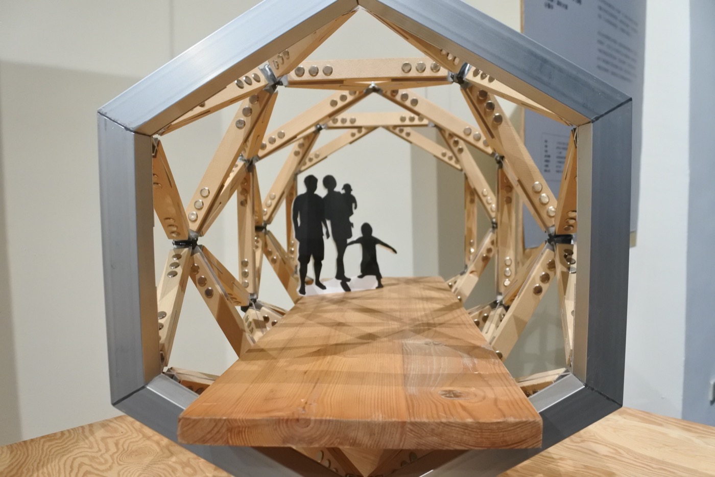 建築師姜樂靜設計的「綠川木構橋」，以木構桁架構成提供穿越的筒狀空間，並特別選用小斷面構件打造的輕量化結構，有效控制人們行走時產生的震動感。（Photo Credit：嘉義市立博物館 提供）