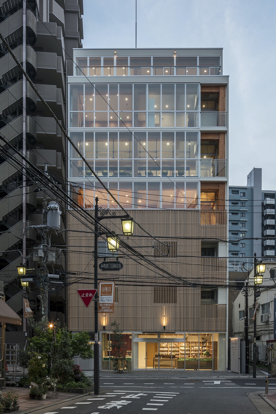 「國分寺FLAVERLIFE本社大樓」 7 層樓高的建築是日本國內首座「鋼骨內藏型」鋼木合成混構造建築。（Photo Credit：嘉義市立博物館 提供）