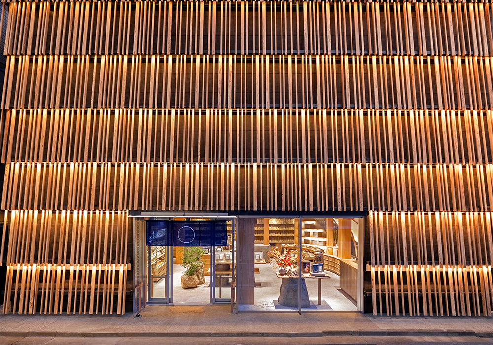 隈研吾打造茅乃舍銀座旗艦店！以格柵立面詮釋里山茅草屋意象，品味高湯映照的日本風土