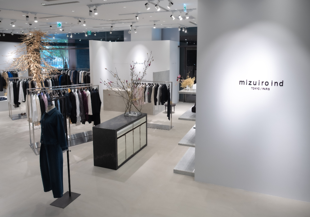 日本設計品牌 mizuiro ind 首次登台：立體剪裁極簡服飾，40 坪松菸旗艦店展現侘寂美感