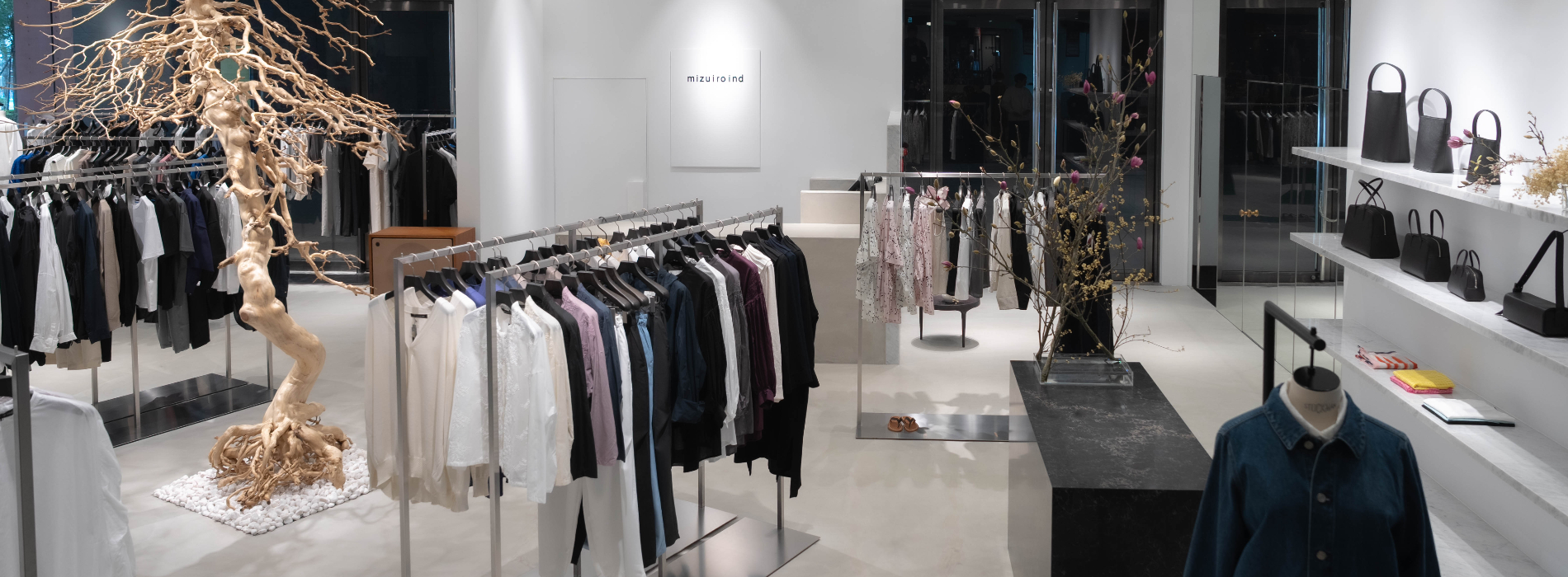 日本設計品牌 mizuiro ind 首次登台：立體剪裁極簡服飾，40 坪松菸旗艦店展現侘寂美感