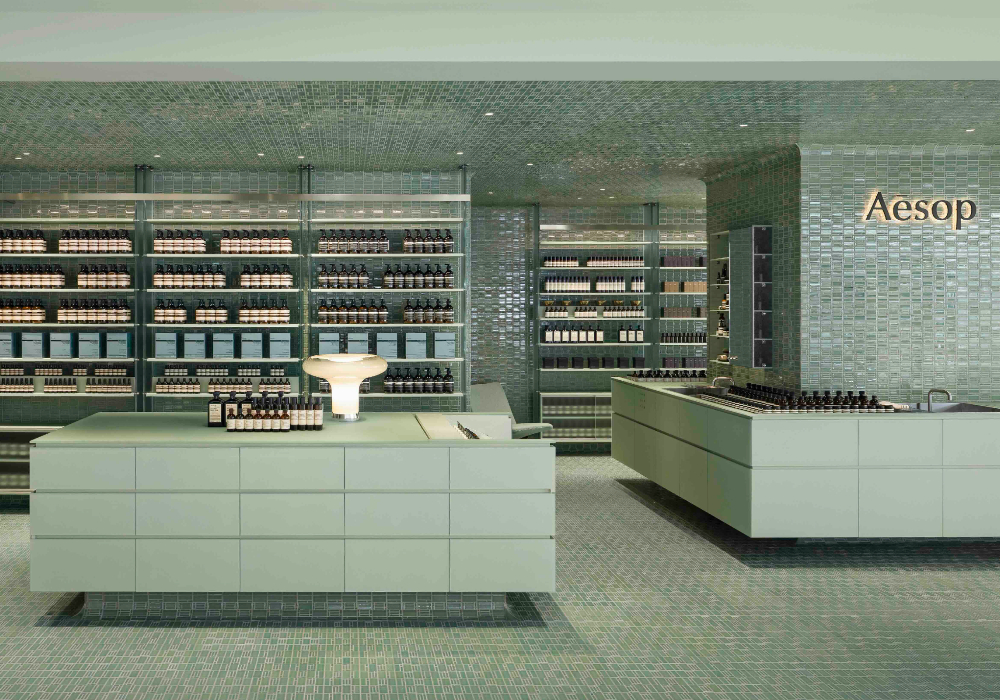 Aesop台北新門市揭幕！以老宅騎樓柱花紋為靈感，1700片手工青瓷綠磁磚為經典轉化出新意象