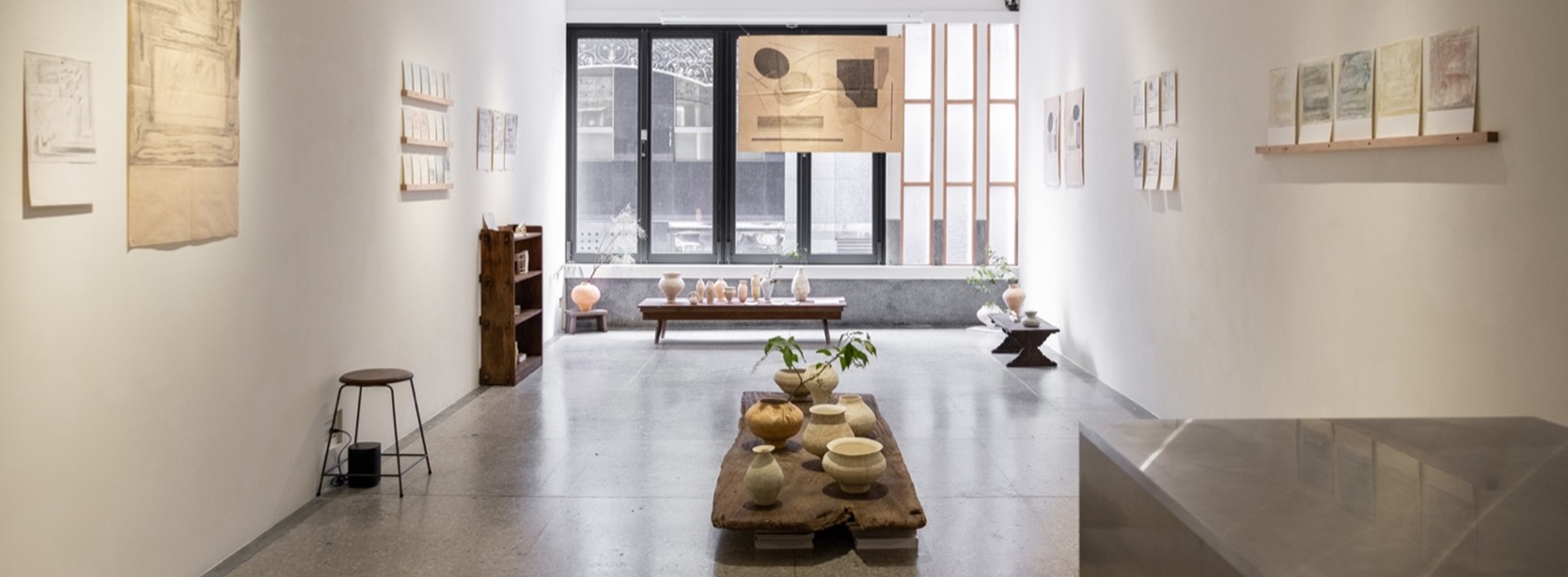 「朋丁」全新展覽《記憶的岩脈》!藉由純粹筆觸與手感陶作,走入藝術家阿部寛文、賀羽薇的記憶風景