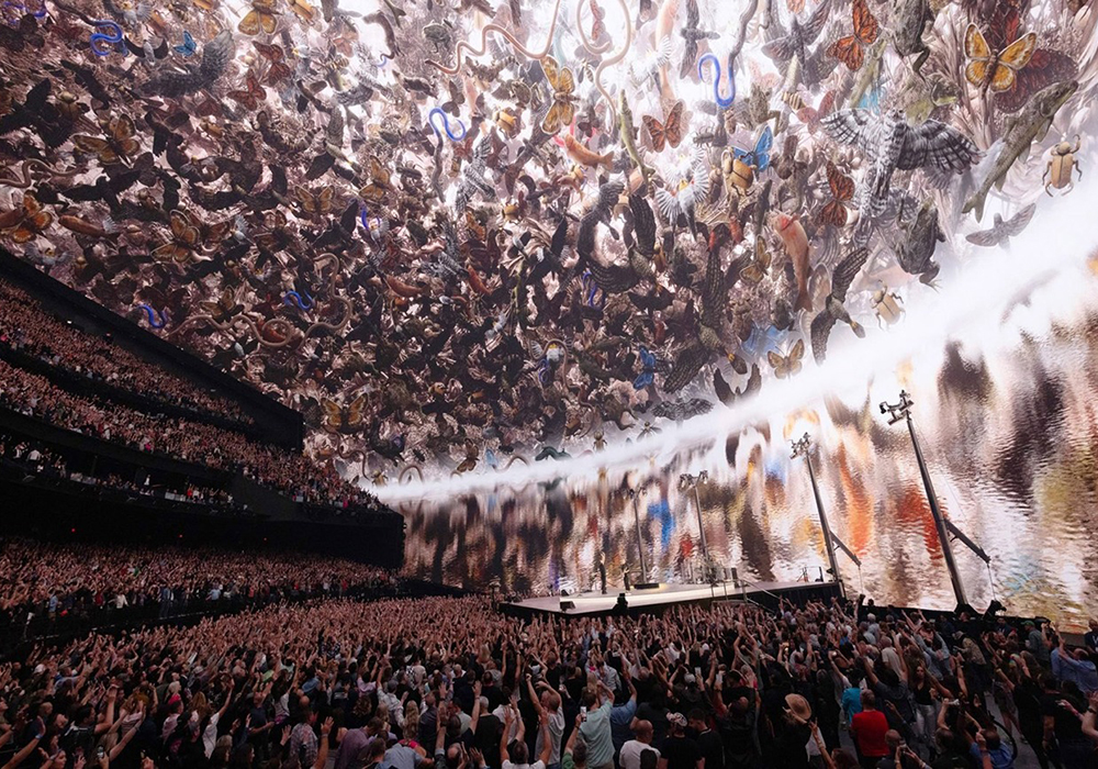 全球最大球體場館「Sphere」啟用！無涯沙漠、貓王、覆天物種插畫，U2首唱集結多組藝術家打造震撼藝術盛宴
