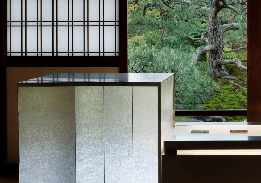 京都建仁寺兩足院《閃光之空》:Arpa 與 T.T 跨界合作,以嗅覺考古與光影裝置捕捉時間的餘裕