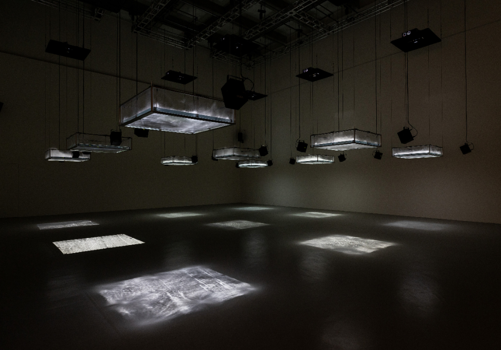 坂本龍一大型展覽登場北美館！《觀音．聽時》7 大亮點：從水滴、霧氣到日常聲響，聽見時間的流動