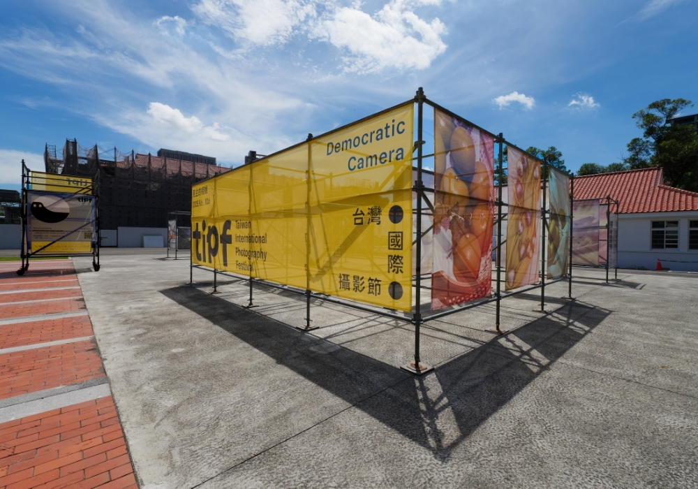 首屆台灣國際攝影節「民主的相機」於 C-LAB 登場！唐鳳獻聲導覽、張乾琦帶來戰地記憶