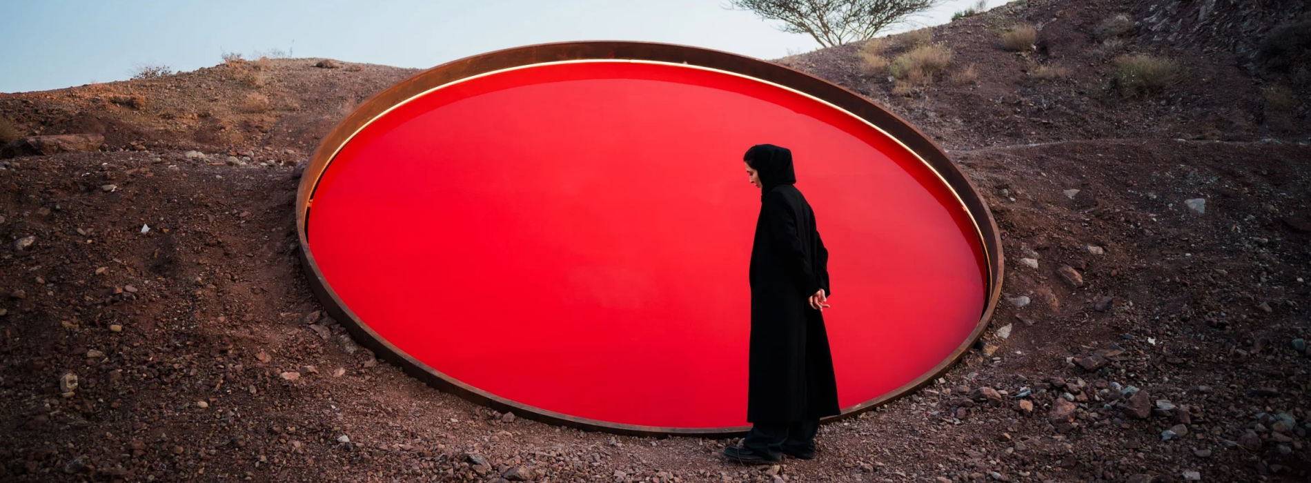 在山中有意識地靜止:Shaikha Al Mazrou 打造阿聯最大地景藝術《Deliberate Pauses》