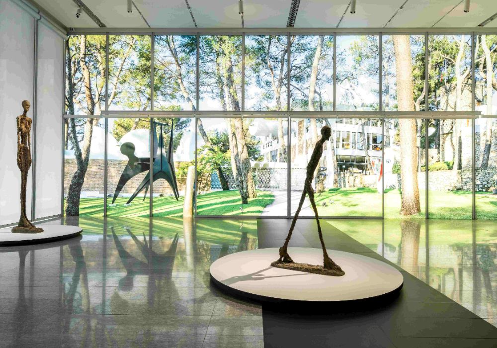 富邦美術館新展「步入永恆」：刷新雕塑界最高價作品〈行走的人 I〉、胡安米羅巨幅掛毯等近 50 件瑪格基金會重要典藏