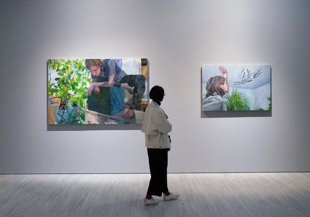 羅馬尼亞藝術家 Ana Maria Micu 最新個展《女人・鷹架》:將日常景觀轉化藝術,呈現對時空多角度的思考