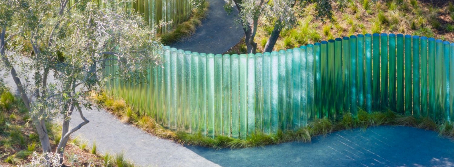 400根玻璃圓柱蜿蜒排列！Apple Park戶外藝術雕塑〈Mirage〉，以各地沙粒製成、向世界荒漠致敬