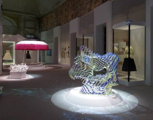 拆解經典設計，「Miss Dior」特展巴黎大皇宮展風華