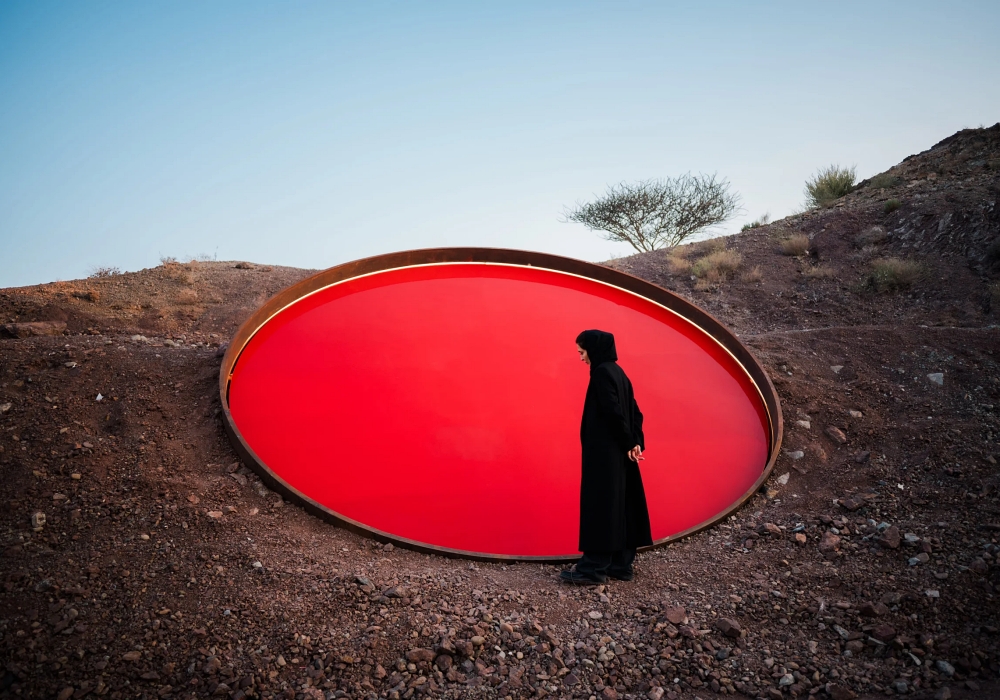 在山中有意識地靜止：Shaikha Al Mazrou 打造阿聯最大地景藝術《Deliberate Pauses》