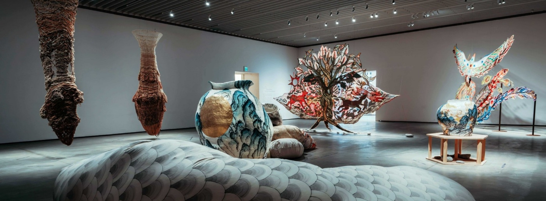南美館秋季重磅展覽「皮膚と內臓」:日本策展人秋元雄史打造震撼感官的藝術對話