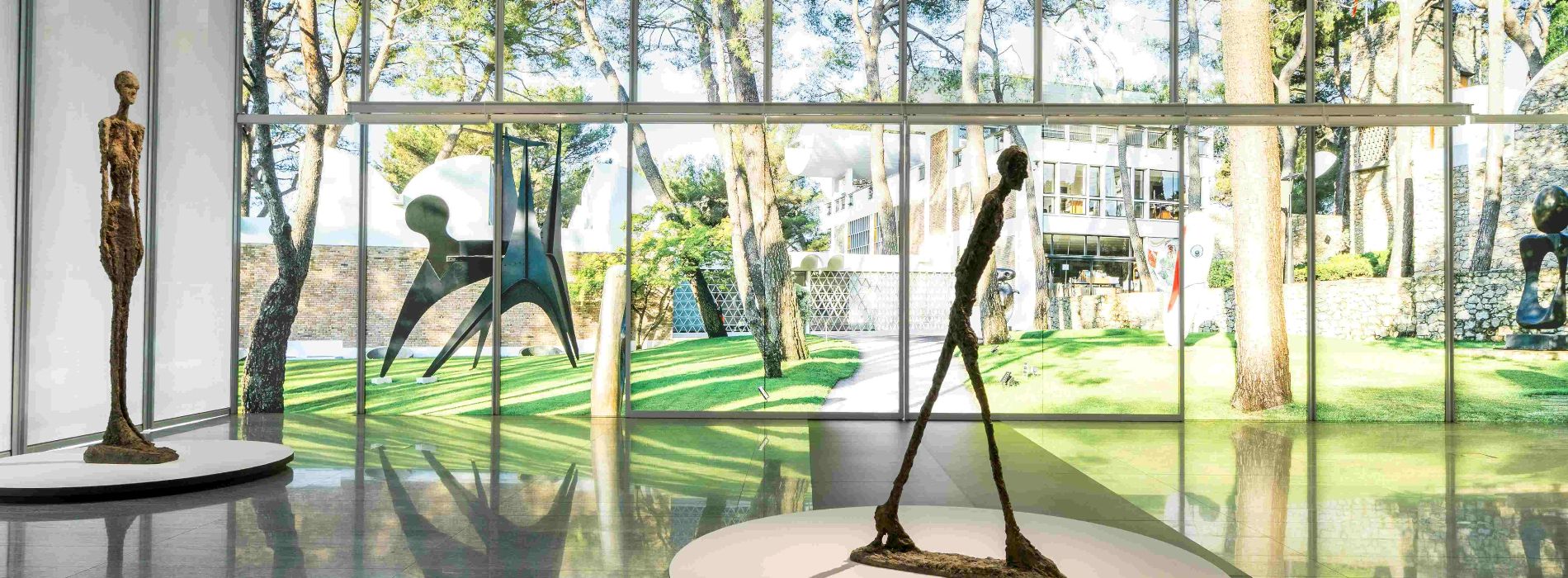 富邦美術館新展「步入永恆」：刷新雕塑界最高價作品〈行走的人 I〉、胡安米羅巨幅掛毯等近 50 件瑪格基金會重要典藏