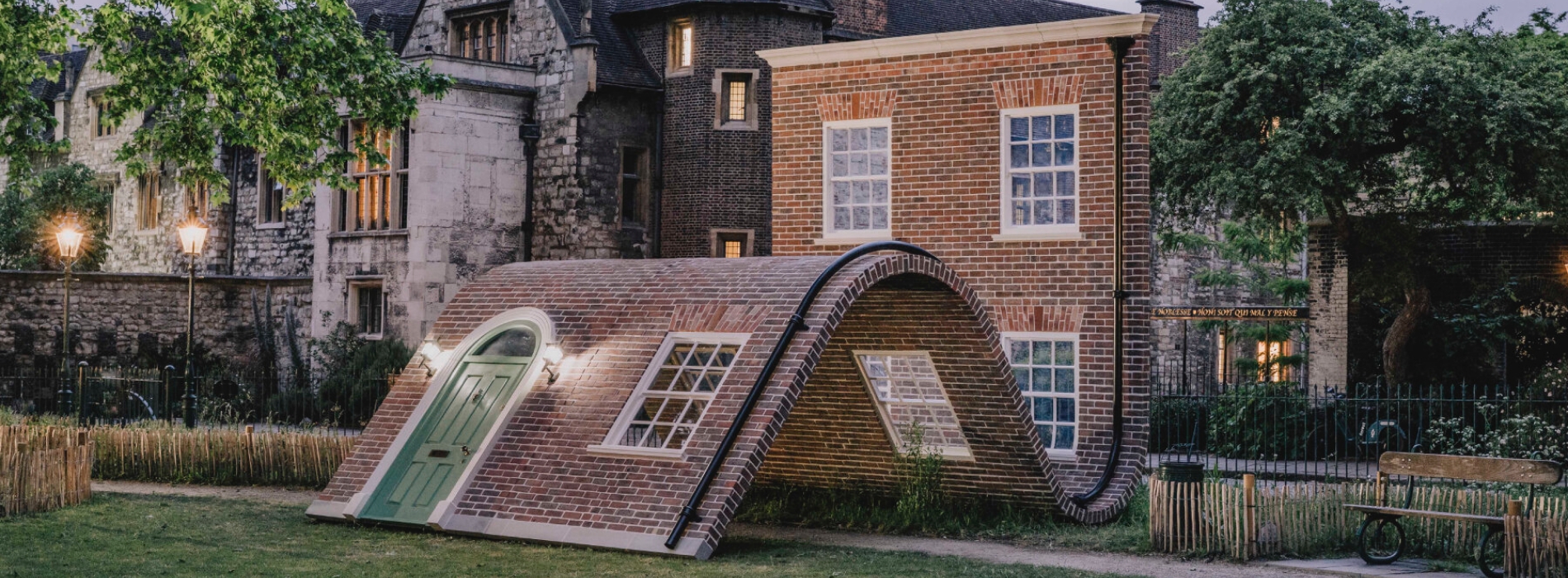 讓磚牆在草地上屈膝休息：Alex Chinneck 倫敦新作《A Week at the Knees》鬆動建築的剛硬秩序