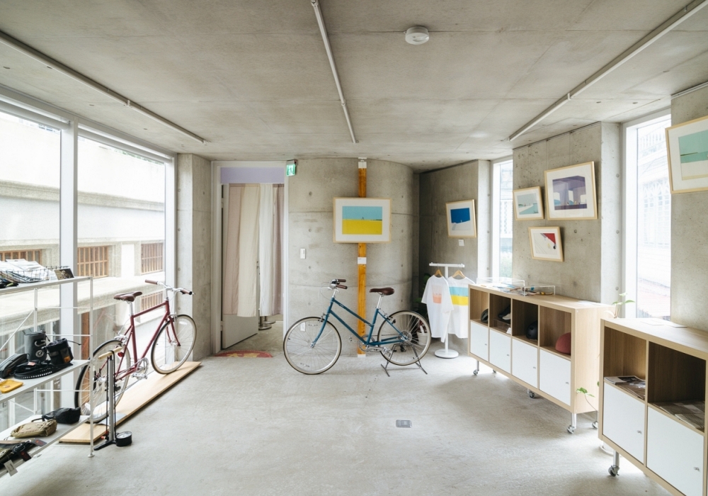 拼貼自行車日常魅力!tokyobike、坂內拓巡迴展,柔和色塊堆疊平凡風景、還原藝術家工作桌