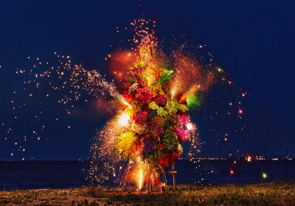 轉瞬即逝的美好!日本花藝師東信新作「HANABI 」:以「花與煙火」慶祝自然之美、探索生命無常