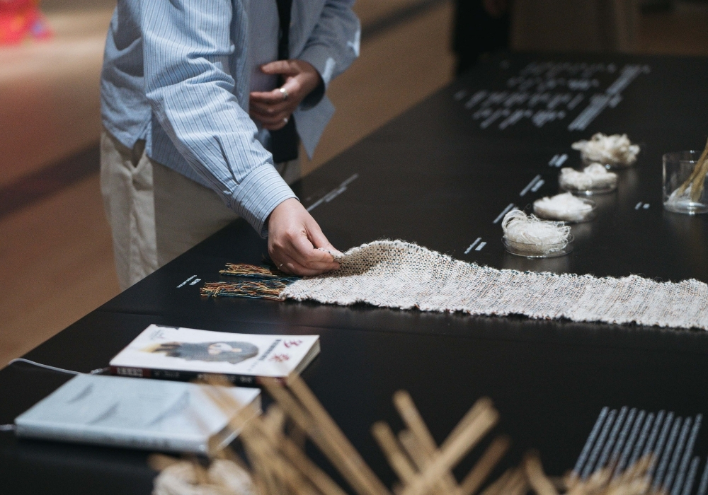 新美館新展「棉線與石頭」：如果記憶／技藝有形狀——它將如何成形、延展、留存，又如何瓦解？