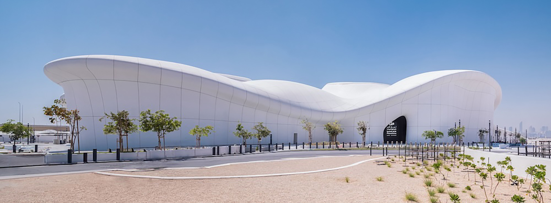 teamLab Phenomena Abu Dhabi 以雲朵般有機輪廓模糊內外邊界，打造參觀就是創造的藝術體驗