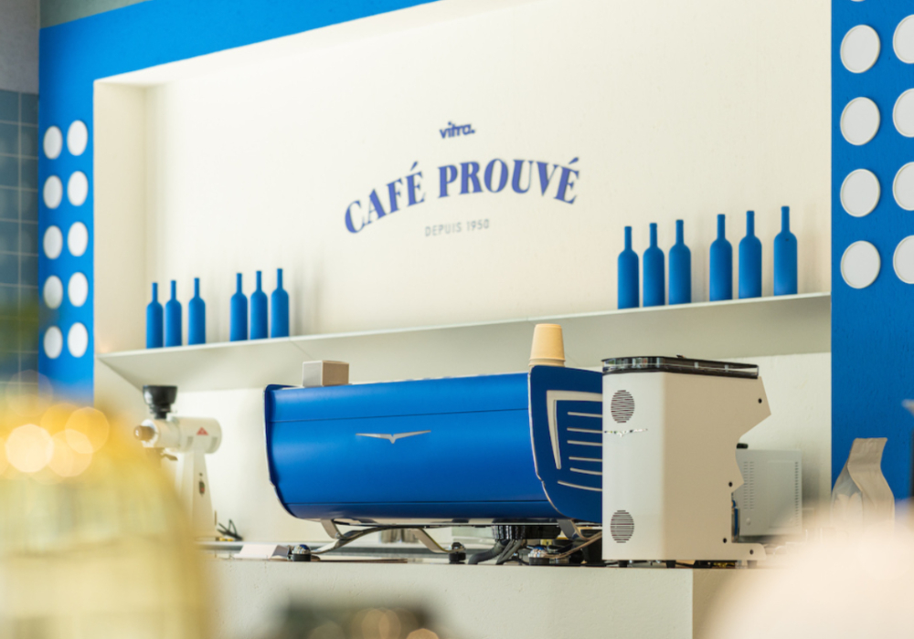 瑞士家具大廠 Vitra「Café Prouvé by Vitra」行動策展企劃登陸台灣！繼英、法、日、韓之後，亞洲巡迴最終站於今夏落腳台中明日選品，不僅將帶來唯一長達半年的咖啡館體驗，空間內使用一系列 20 世紀法國傳奇大師 Jean Prouvé 的經典之作，更攜手全台TOP 25咖啡館 Hausinc Café，以期間限定 6 個月的模式，讓設計迷以一杯午後時光一窺大師的雋永采風。
	 

	最新文章：一張設計桌寫下 4 千萬台幣拍賣紀錄！傳奇設計大師 Jean Prouvé 厲害在哪？帶你解析 5 件 Café Prouvé 家具亮點