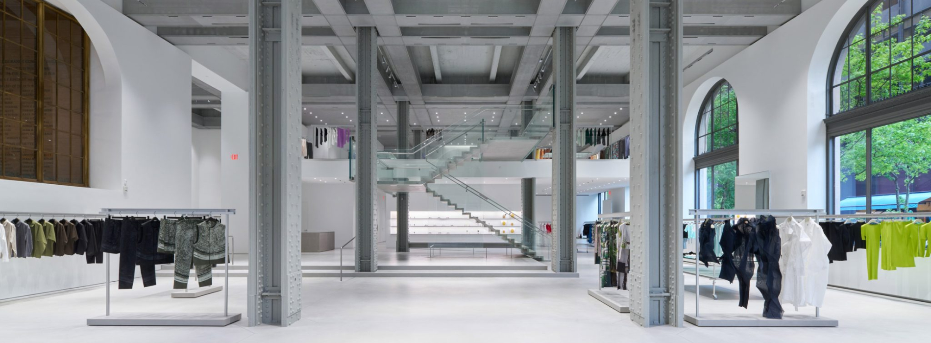 Issey Miyake 紐約新旗艦店開幕！SO–IL 在百年建築中打造俐落空間，海外首座藝廊同步亮相