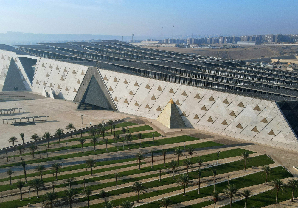 歷時 20 年，大埃及博物館開放：混凝土楔形巨構呼應「時間」設計，收藏超過十萬件法老文物