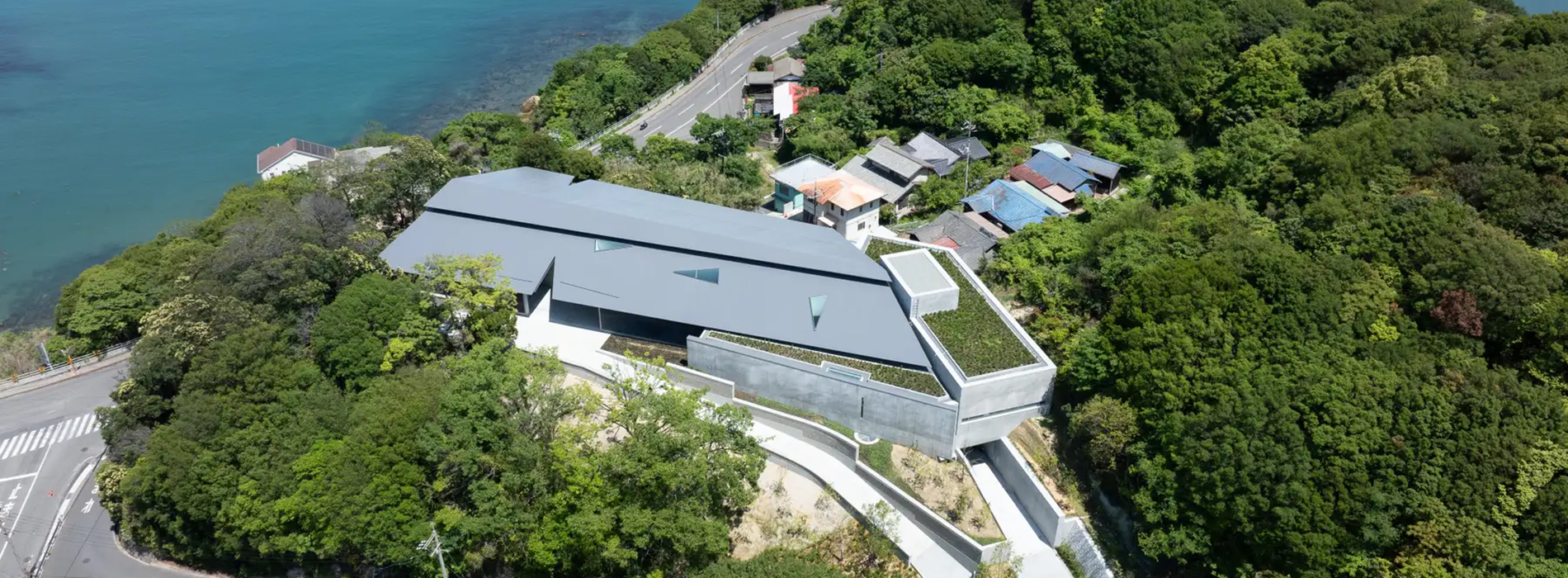 安藤忠雄直島建築第10座！「直島新美術館」以山形大屋頂融入地景，串起島上藝文地圖