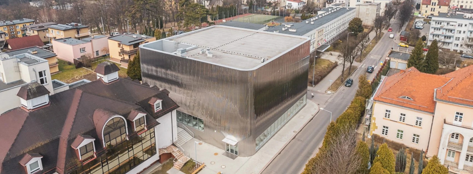 如金屬盒子的未來感音樂廳:SLAS Architekci 融入鏡面立面,打造冷冽詩意的當代文化場域