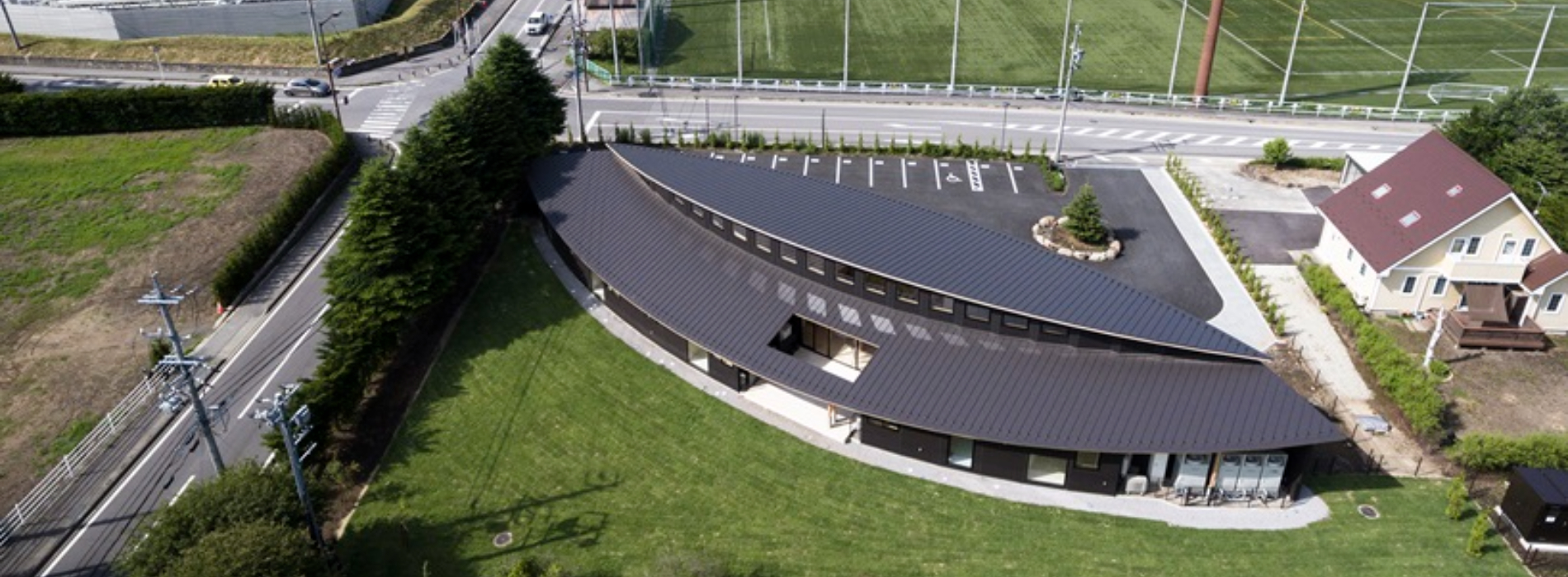 屋頂如葉片般展開：NIKKEN SEKKEI 打造輕井澤托兒所，細膩設計讓每個角落都面向花園