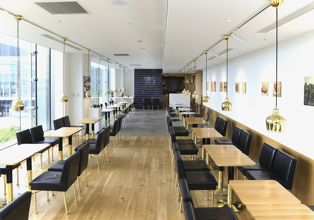 芬蘭 Cafe Aalto 海外唯一據點落腳東京!復刻經典設計,讓北歐美學融入日本生活風景
