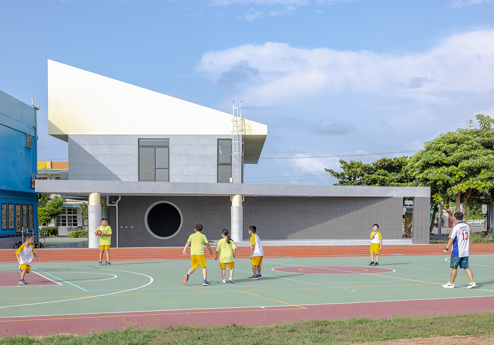 黃色屋頂下的學習風景：臺中東明國小幼兒園以三軸向布局，形塑偏鄉校園新貌