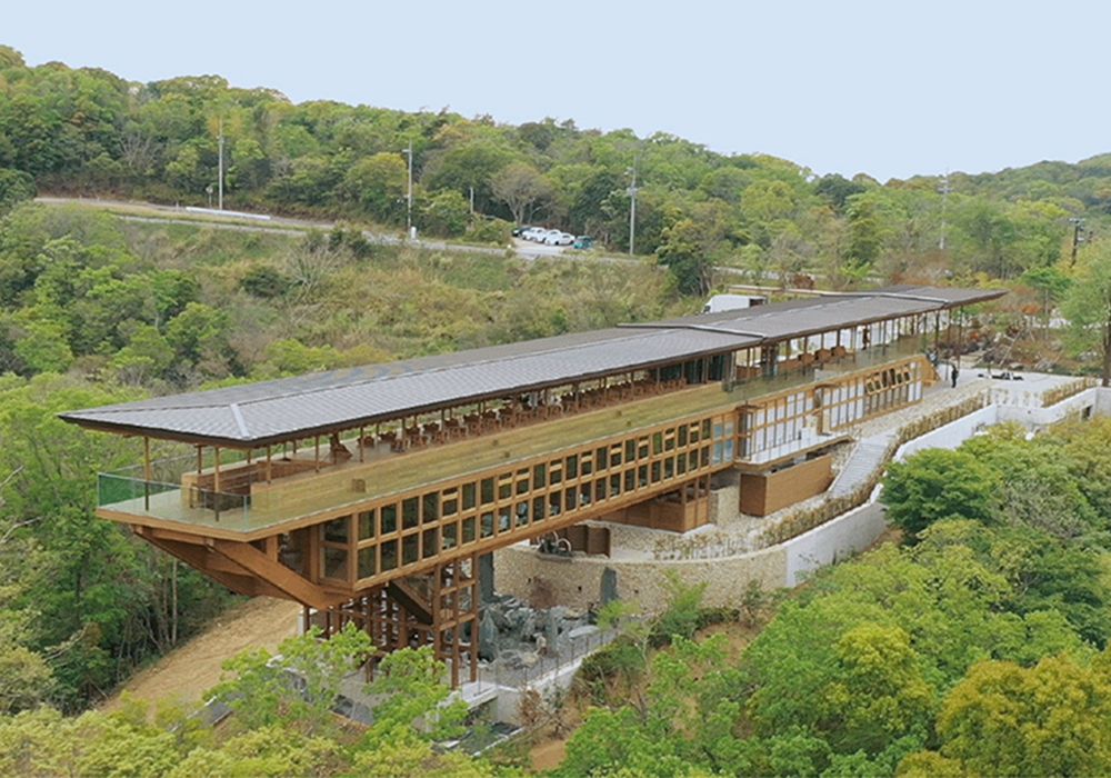 在日本絕美山脊間瑜伽冥想!坂茂操刀淡路島環景空中建築「禪坊靖寧」讓人置身漂浮森林