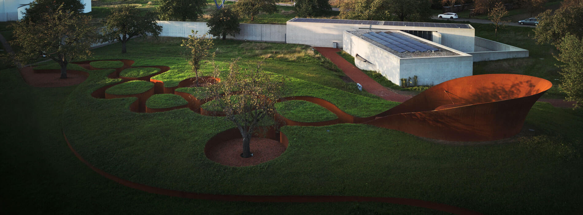 印度建築大師 Balkrishna Doshi 遺作坐落 Vitra Campus:蛇形靜修所引領沉思之旅