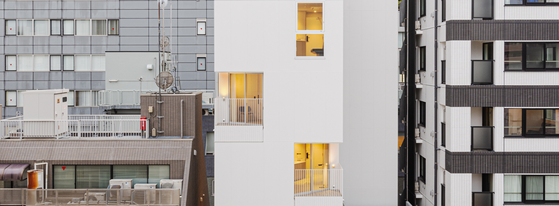 狹窄都市中的設計飯店!東京「Hotel Rakuragu」以錯落陽台、靈活空間與簡約設計形塑日式美學