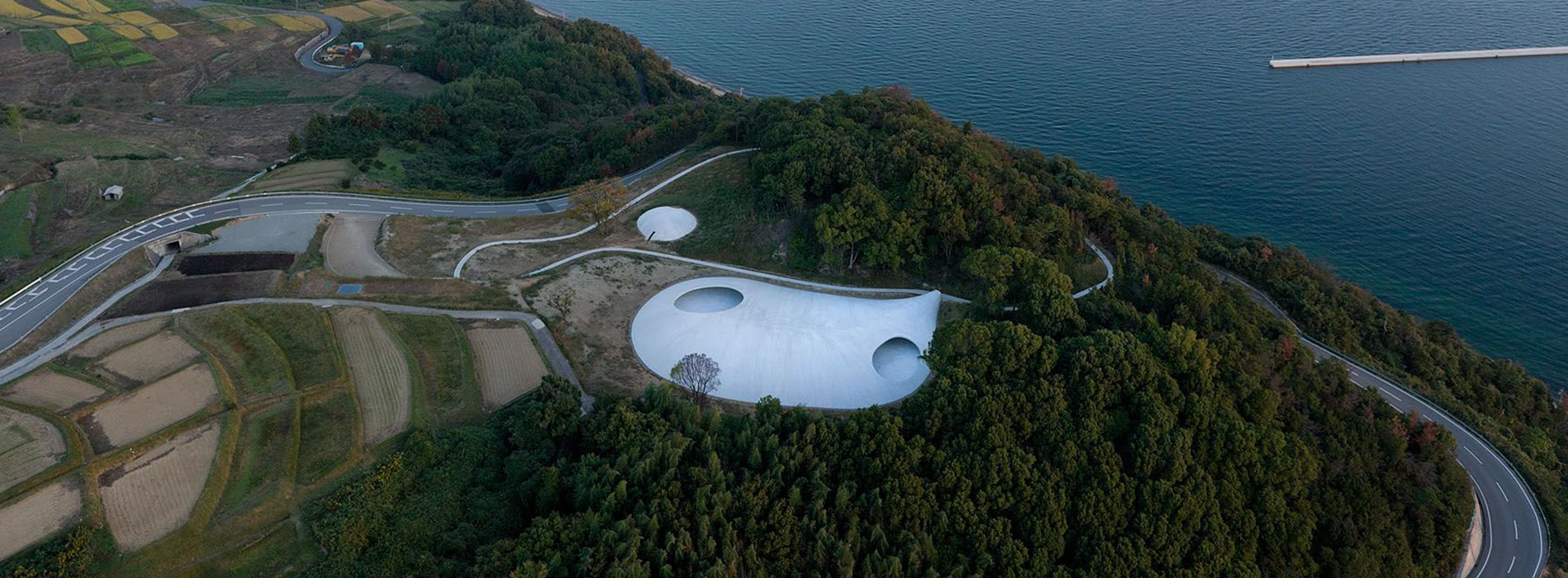 落在梯田旁的白色水滴「豐島美術館」:走進只有一件作品的靜謐空間,感受時間與存在的痕跡