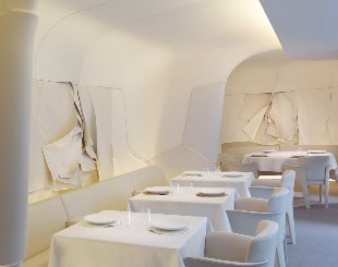 沈澱人心的極簡食藝，一探巴黎米其林二星餐廳 Sur Mesure 的禪境空間美學