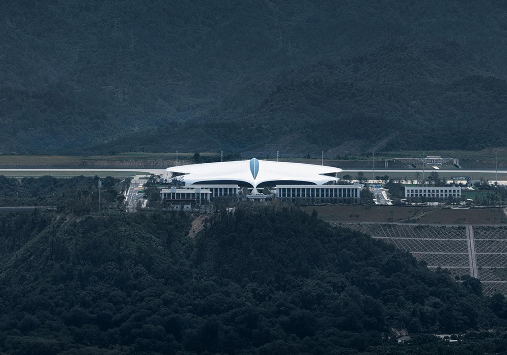 棲於浙江山林的白羽飛鳥：MAD 首座機場「麗水機場」，以流動屋頂融入山城地景