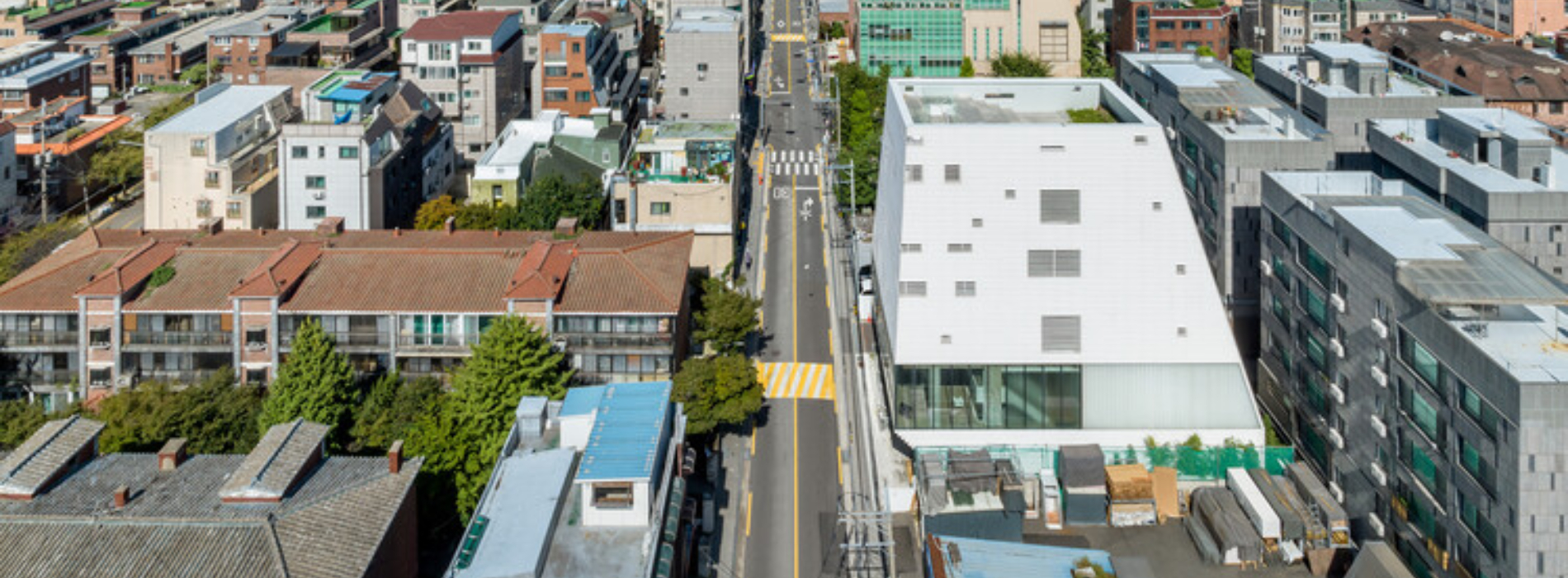 首爾合井 Artplex！NOTNOT Architects 以白色量體，打造結合藝廊、電影院與選物店的藝術複合空間
