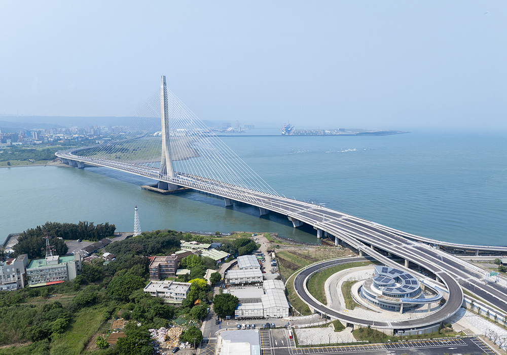為夕陽讓路的「淡江大橋」:Zaha Hadid 以減法美學,勾勒單塔結構舞動般的流動姿態