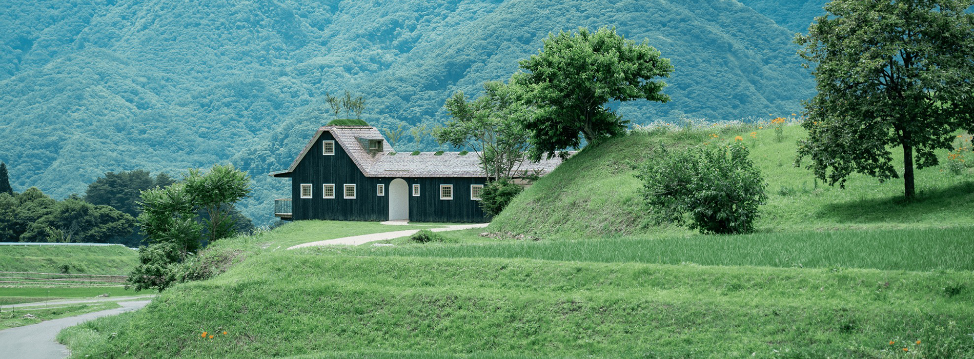 藤森照信日本首間旅館「小泊Fuji」!燒杉板立面、櫻花樹屋頂,坐擁群山環繞的綠意風光