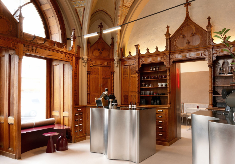 百年老藥房變身咖啡館：紅色長椅和拱頂木作交織，羅馬尼亞 Laboratorium Café 亮相