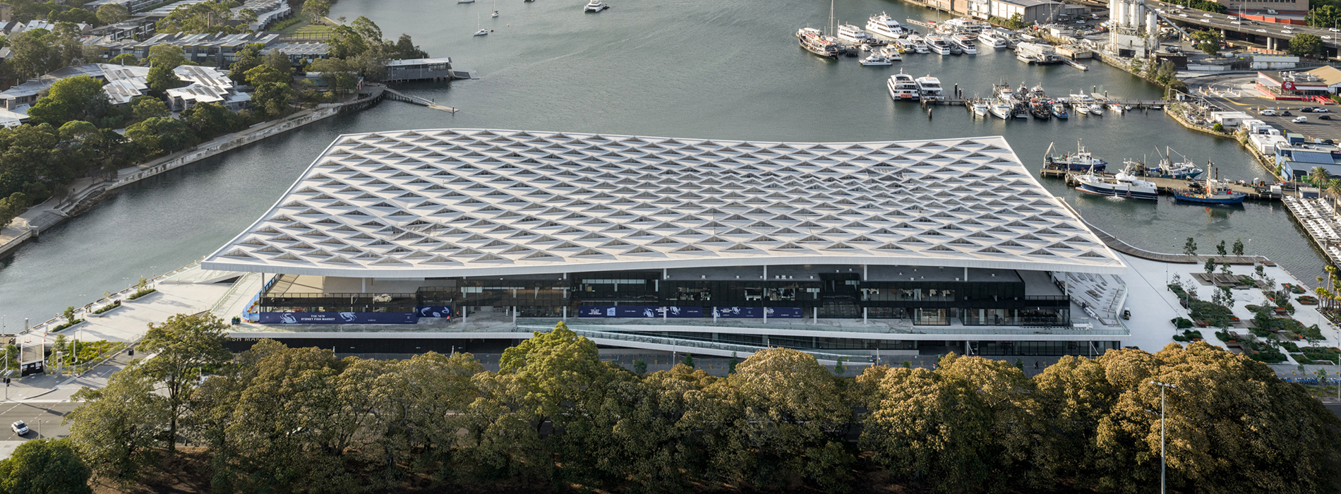 南半球最大魚市華麗轉身！全新雪梨魚市場以偌大波浪屋頂、開放式設計，重塑港灣公共生活