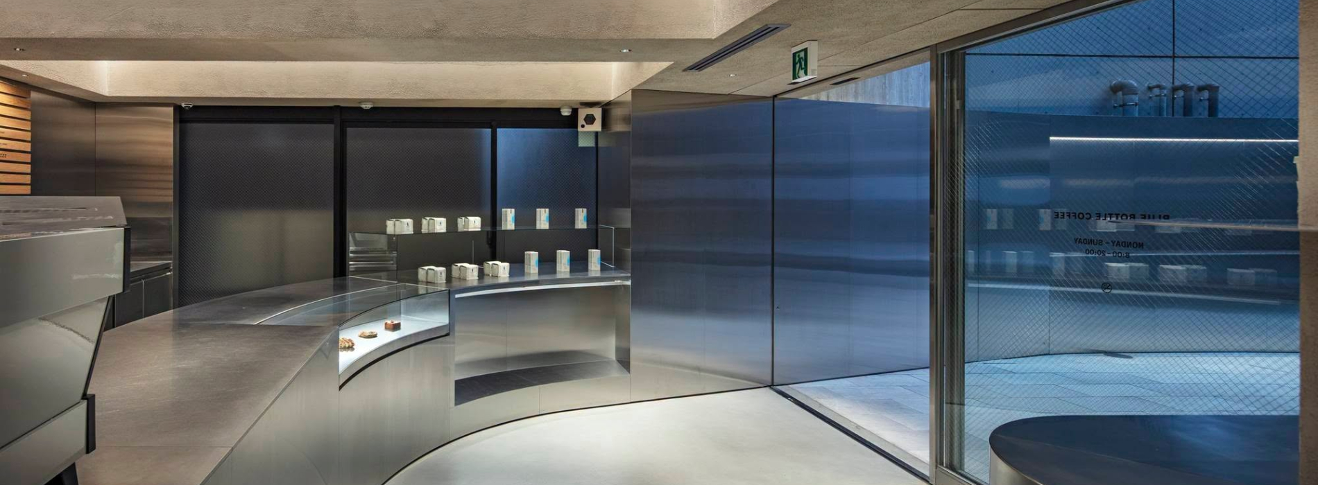 Blue Bottle Coffee 原宿店：以反射立面、灰泥層次與淡藍天花板，將原宿街景帶進咖啡館