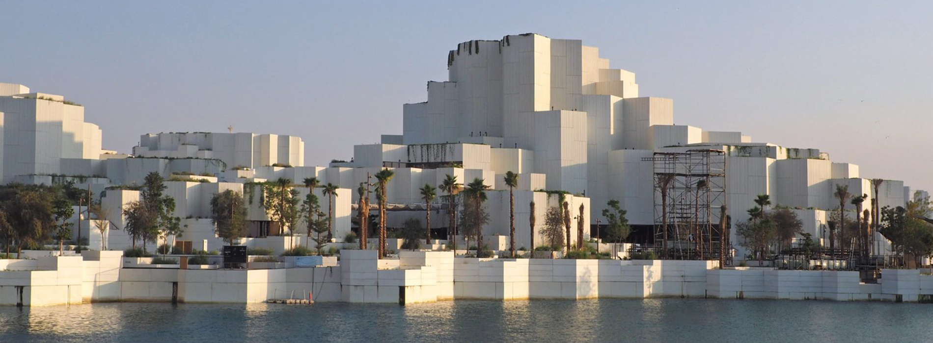 Mecanoo 打造阿布達比自然歷史博物館：白色幾何量體呼應岩柱等自然地景，形塑薩迪亞特島文化新地標