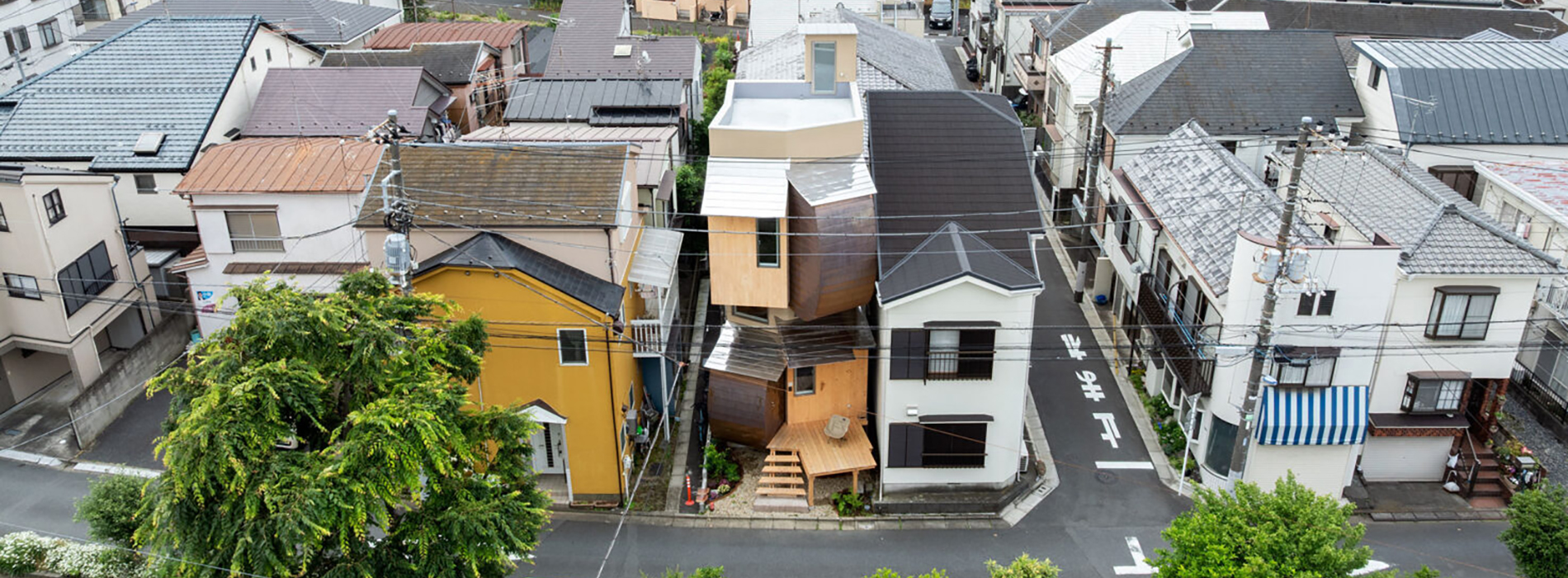 在狹小基地創造無限場景！東京「綠之屋」以 RPG 式住宅想像，展開垂直探索的日常