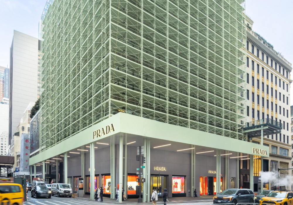 Prada 重新定義施工鷹架：用半透明材質打造流動波紋，為紐約店覆上一層綠色立面