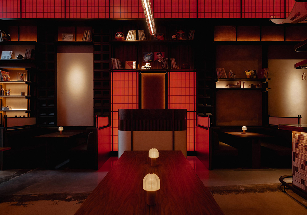 東倫敦遇見東京居酒屋：餐廳「Mitsu」以爐端燒與紅光點亮流轉的日式夜色