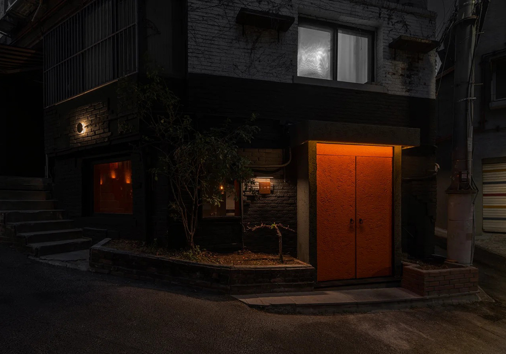 在幽微光影中啜飲一杯馬格利：梨泰院酒館「Horongbul」以當代空間映襯韓國傳統酒文化