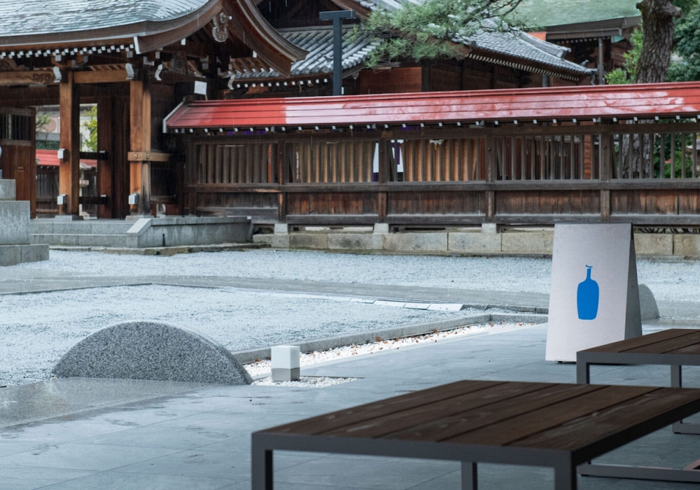 九州首家藍瓶咖啡!神社裡的福岡天神店,CASE-REAL 以「Crossing」為概念創造參道與城市的交會點